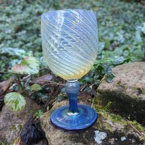 Beautiful spiral fumed wine glass 12fl-oz