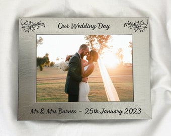 Wedding Photo Frame, Personalised Wedding Gift, 5x7 Picture Frame for Wedding Day, Mr & Mrs Gift, Engraved Wedding Keepsake