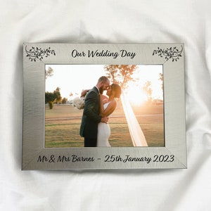 Wedding Photo Frame, Personalised Wedding Gift, 5x7 Picture Frame for Wedding Day, Mr & Mrs Gift, Engraved Wedding Keepsake