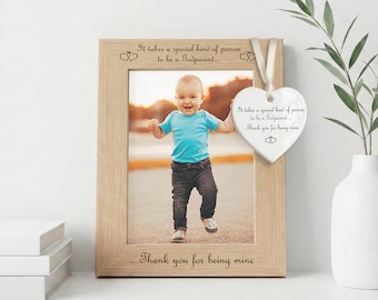Cadre photo en bois gravé pour parrain ou marraine, cadeau de baptême ou de félicitations de la part du filleul ou de la filleule.