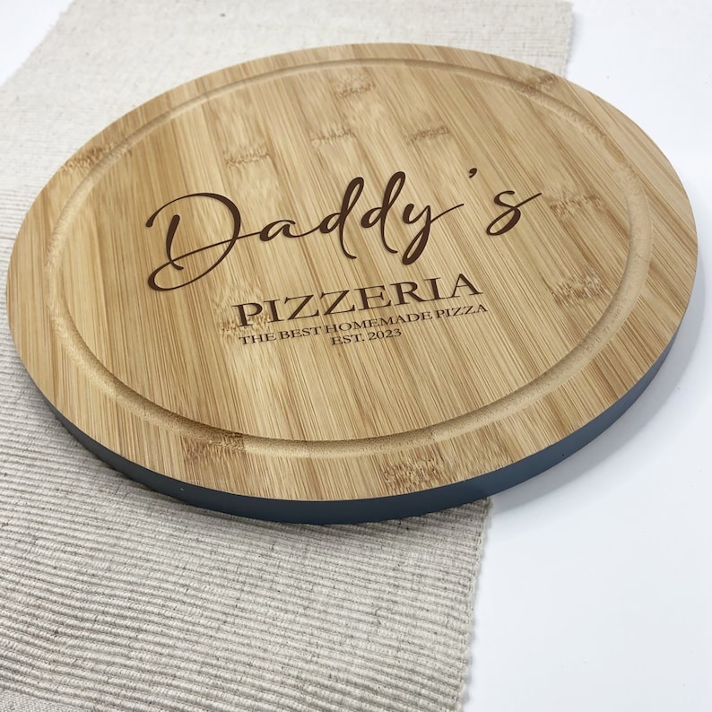 Planche à pizza en bois gravée personnalisée, cadeau d'anniversaire de papa, grand-père, papa, planche de service en bois de pizzeria, amateur de pizza, cadeau de fête des pères image 1