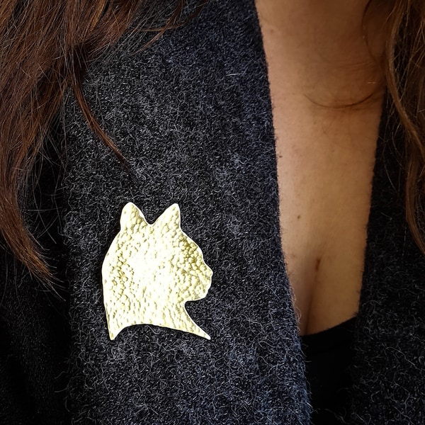 Grande broche de chat, goupille de chat en laiton martelé, cadeau fou de dame de chat, bijoux d’animal familier, cadeau de maman de fille ou de fils