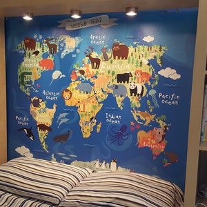 Ablösbare Tapete zum Abziehen und Aufkleben Atlas Weltkarte Kinderzimmer Wandbild WELTKARTE Atlas Wand Stoff Tapete Tiere Weltkarte Kinder Dekor