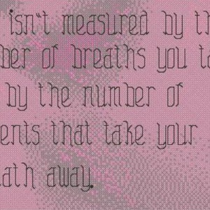 Puede incluir: Un fondo rosa con una cita en texto negro que dice: "La vida no se mide por el número de respiraciones que tomas, sino por el número de momentos que te quitan el aliento."