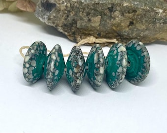 Cuentas de disco bicono de vidrio lampwork, cuentas grabadas con motas de marfil verde, lámina de plata fina