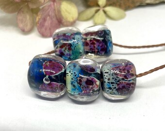 Cuentas de vidrio soplado con motas azules y moradas – Cuentas plateadas de doble hélice