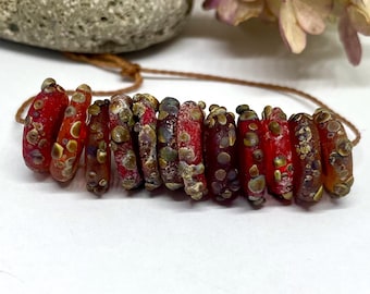 Juego de 12 cuentas de vidrio soplado, hechas a mano, rústicas grabadas, rojas, estilo raku.