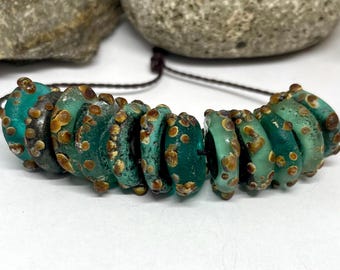 Juego de 12 cuentas de vidrio soplado, hechas a mano, rústicas grabadas, verdes, estilo raku.