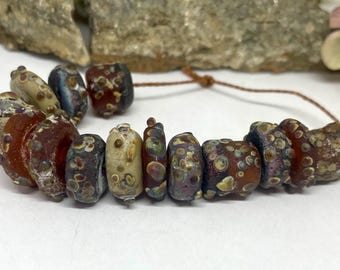 Juego de 14 cuentas de vidrio soplado, hechas a mano, grabadas, rústicas, terrosas, estilo raku.