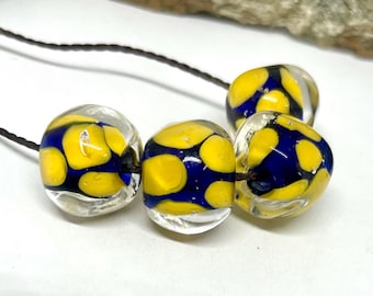 Cuentas de vidrio soplado, cuentas incrustadas con puntos azules y amarillos, InspireGlassStudio