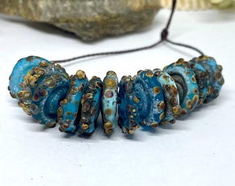 Juego de 12 cuentas de vidrio soplado, hechas a mano, rústicas grabadas, turquesa, cuentas hechas a mano estilo raku.