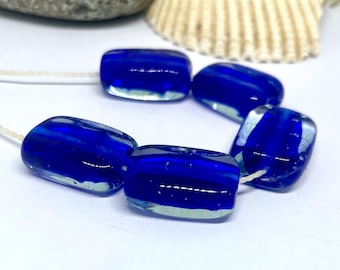 Juego de 5 cuentas de vidrio soplado a mano en color azul hielo brillante/aguamarina.
