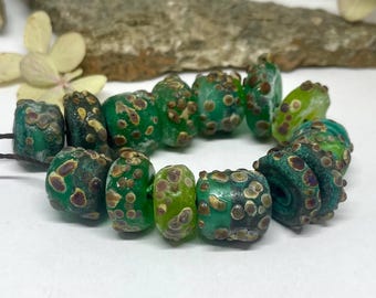 Juego de 14 cuentas de vidrio soplado, hechas a mano, rústicas y grabadas, de color verde, estilo raku.