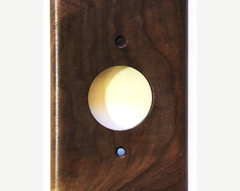 Tapa para tomacorriente de 20A en nogal negro veteado