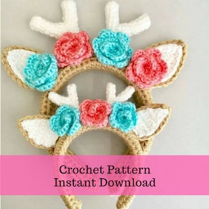 Puede incluir: Patrón de crochet para una diadema con orejas de ciervo y flores. La diadema es marrón con orejas blancas y flores rosas y azules.