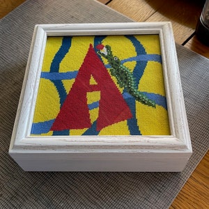 A wie Alligator, Nadelspitzen Kunst, kreatives Nadelspitzen Design, Zweigart Mono Canvas, Monogramme und Initialen, Sudberry Nadelspitzen Box,
