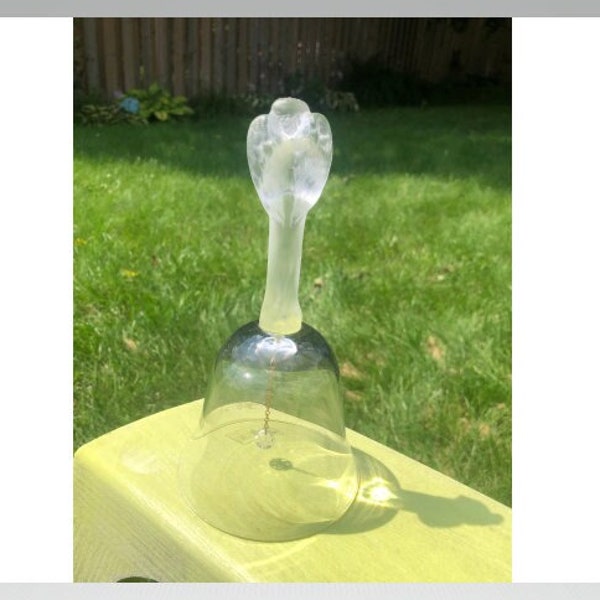 Schmid Kristall Glocke mit Engelgriff; Mundgeblasenes Klarglas Bleikristall Glocke, Milchglas Engel, Made in France, Vintage 1970er Jahre