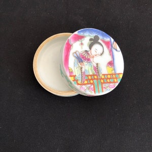 old chinese qing dyn Porcelain famille rose inkpad box 细路粉彩仕女图印泥盒