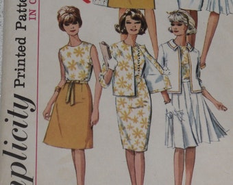 Modèle Simplicity 5927 : robe, chemisier, jupe trapèze plissée et veste taille 12 buste 32 vintage des années 1960