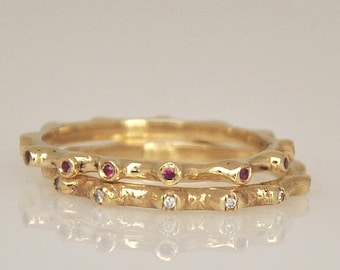 Ensemble de deux anneaux d'or, anneau de rubis mince, anneau d'éternité de diamants, anneau d'or délicat de 14k, or et rubis, anneau de empilement, anneau de dainty pour la femme