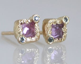 Roze toermalijn blauwe saffier oorbellen, 14k massief gouden oorknopjes, kleine oorbel, zomercadeau, oorbel voor een vrouw, uniek handgemaakt