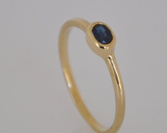 18k gouden ring, blauwe saffierring, dunne gouden ring, stapelbare gouden ring, ovale blauwe saffier, massief gouden ring, gouden saffierring Cadeau voor dochter