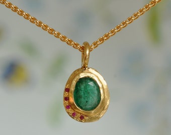 Green Emerald and Ruby Pendant, 18k Gold Emerald Necklace, Ruby and Emerald, Pendant for Women, Indian Style Necklace, Oval Gold Pendant