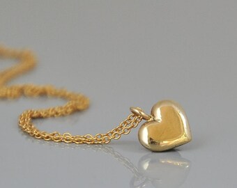 Colgante de corazón de oro, collar pequeño de corazón de oro de 14 k, joya de regalo de amor, delicado collar de oro para novia, colgante pequeño de oro macizo, regalo de primavera
