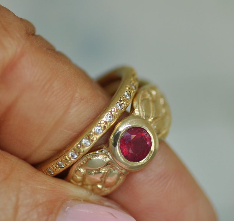 Gold Ruby Ring Set, Wedding Ruby and Diamonds Set, 14k Gold Diamond Ring for Women, Round 5 mm Ruby, Eternity Diamond Ring, Solid Gold Ring zdjęcie 6