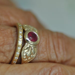 Gold Ruby Ring Set, Wedding Ruby and Diamonds Set, 14k Gold Diamond Ring for Women, Round 5 mm Ruby, Eternity Diamond Ring, Solid Gold Ring zdjęcie 8