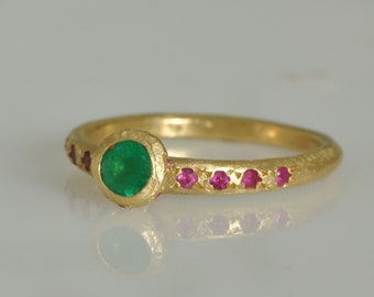 18K Gold Emerald Ring, Green Emerald and Ruby Ring, 18K Gold Antique Style Ring, Emerald bell, Ruby and Gold Ring for Girlfriend