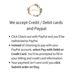 Może przedstawiać: Tekst na białym tle, kt&oacute;ry brzmi: "Akceptujemy karty kredytowe / debetowe i Paypal.  &bull; Kliknij "Zapłać przez Paypal" i zostaniesz przekierowany do Paypal. &bull; Zamiast wybrać płatność za pomocą konta Paypal, wybierz "Zapłać kartą debetową lub kredytową". Zostaniesz poproszony o podanie danych do faktury i karty kredytowej. &bull; Płatność nie zostanie wysłana, dop&oacute;ki nie klikniesz "Wyślij zam&oacute;wienie na Etsy"."