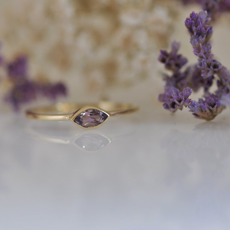 Anillo de oro de amatista, anillo de oro macizo de 14k, anillo de compromiso único, anillo de apilamiento, anillo delgado delicado, anillo de piedra de nacimiento de febrero, anillo diminuto imagen 7