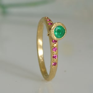 18K Gold Emerald Ring,Green Emerald and Ruby Ring,18K Gold Antique Style Ring,Emerald bell,Ruby and Gold Ring for Girlfriend