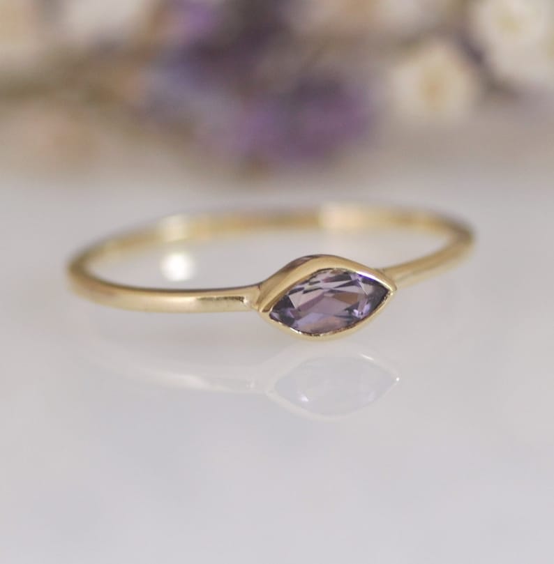 Anillo de oro de amatista, anillo de oro macizo de 14k, anillo de compromiso único, anillo de apilamiento, anillo delgado delicado, anillo de piedra de nacimiento de febrero, anillo diminuto imagen 4