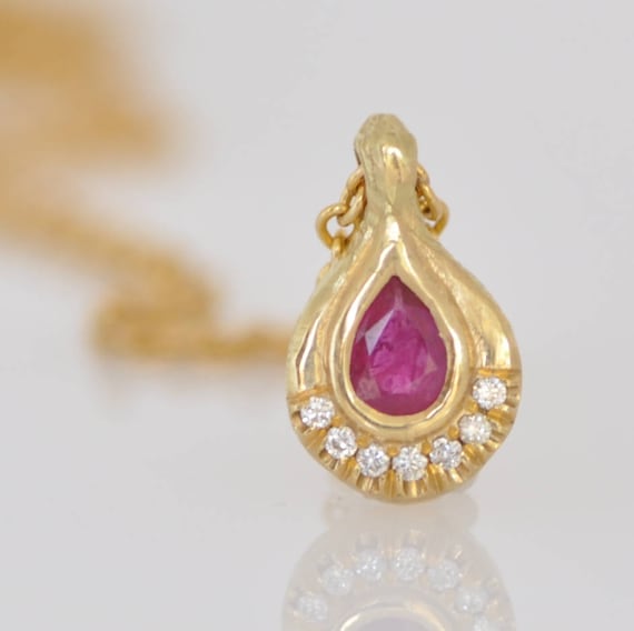 Pendentif En Or 18 Carats Avec Rubis Et Diamants - Occasion Élégante