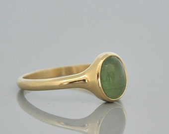 Anel de turmalina de ouro 14k, anel de turmalina verde cabochão, joia de ouro maciço presente para ela, anel oval de ouro 14k, presente de aniversário para filha