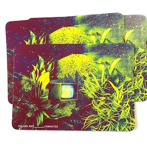 Könnte beinhalten: Drei bunte Postkarten mit einem Retro-Fernseher, Pflanzen und dem Text "Du bist nicht verbunden".