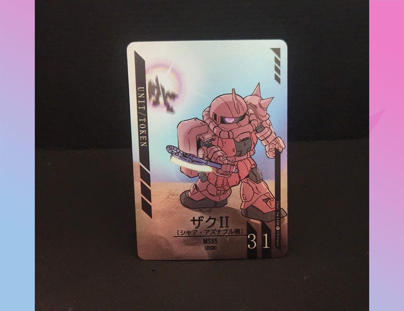 Puede incluir: Taza de cer&aacute;mica blanca con asa negra y la frase "But First, Coffee" en negro. La taza se muestra sobre un fondo borroso, sugiriendo un ambiente acogedor.