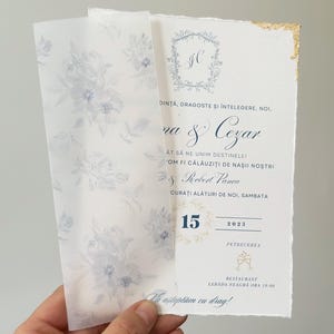 Elegante trouwuitnodiging in blauw en goud, gebloemde perkamentpapier wraps