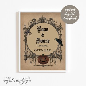 Peut inclure: Une affiche de f&ecirc;te d'Halloween imprimable avec un cadre orn&eacute;, une citrouille sculpt&eacute;e, un corbeau et le texte "Boo's & Booze Open Bar".