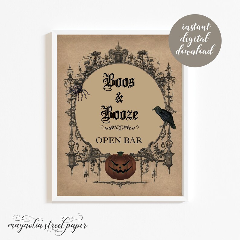 Peut inclure: Une affiche de f&ecirc;te d'Halloween imprimable avec un cadre orn&eacute;, une citrouille sculpt&eacute;e, un corbeau et le texte "Boo's & Booze Open Bar".