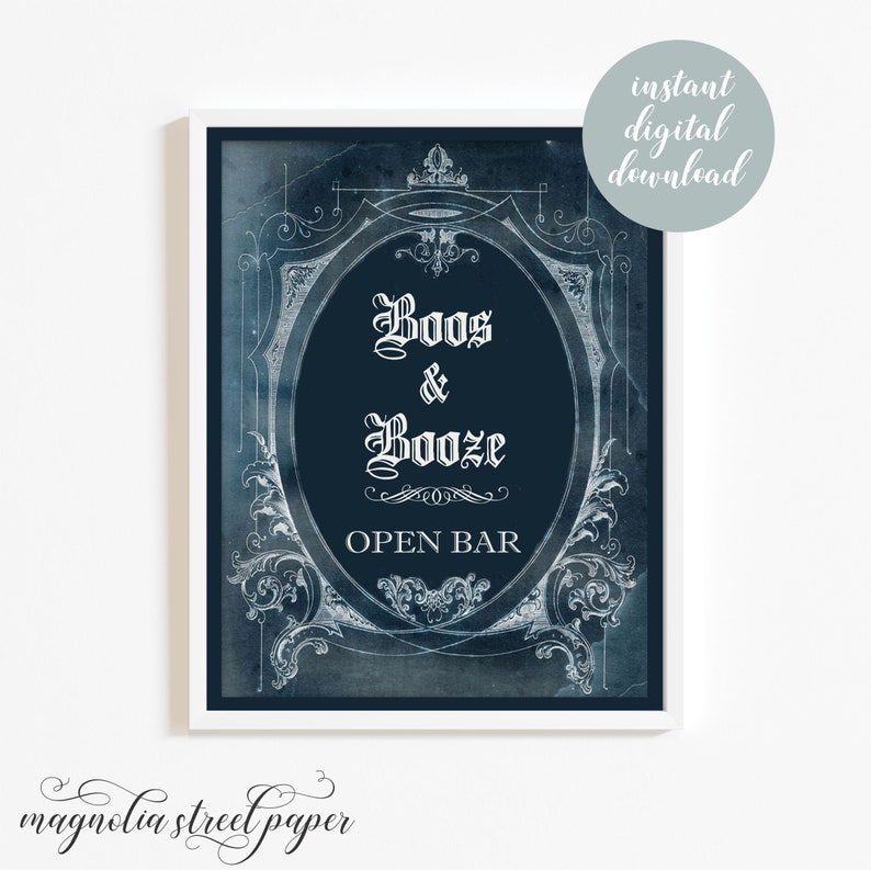 Pode incluir: Um sinal imprim&iacute;vel azul e branco com uma moldura ornamentada e o texto "Boo's & Booze Open Bar".