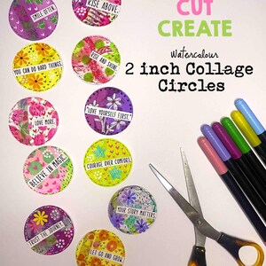 Könnte beinhalten: Zwölf 5 cm Collage-Kreise mit inspirierenden Zitaten und floralen Mustern. Die Kreise sind in verschiedenen Farben gehalten, darunter Rosa, Lila, Gelb und Grün. Das Bild zeigt auch eine Schere und farbige Marker, mit dem Text "Print Cut Create".