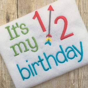 Conception de broderie d’anniversaire - Conception de broderie de demi-anniversaire - Conception de broderie - Conception de broderie d’anniversaire de garçon - Dicton de broderie