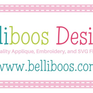 Puede incluir: Un logotipo para Belliboos Designs, una empresa que vende aplicaciones, bordados y archivos SVG de calidad. El logotipo est&aacute; en texto turquesa, verde y rojo sobre un fondo blanco con un borde cosido rosa. La direcci&oacute;n del sitio web es www.belliboos.com.