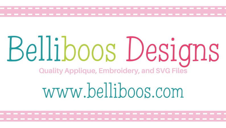 Puede incluir: Un logotipo para Belliboos Designs, una empresa que vende aplicaciones, bordados y archivos SVG de calidad. El logotipo est&aacute; en texto turquesa, verde y rojo sobre un fondo blanco con un borde cosido rosa. La direcci&oacute;n del sitio web es www.belliboos.com.