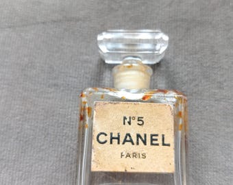 Flacon de parfum miniature Chanel n° 5 1950, 60 cm x 2,5 cm, senteur Ernest Beaux