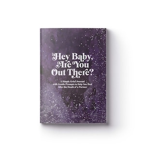 Könnte beinhalten: Ein lila und silbernes Buch mit einem sternenübersäten Hintergrund und dem Text "Hey Baby, Are You Out There? A Simple Grief Journal with Gentle Prompts to Help You Heal After the Death of a Partner."