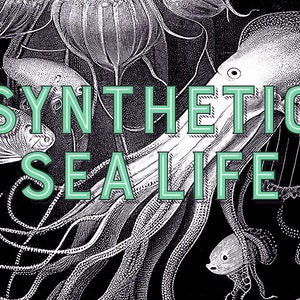 以下が含まれることがあります： 触手のあるタコが他の海の生き物に囲まれている白黒のイラスト。 「SYNTHETIC SEA LIFE」というテキストが緑色の文字で書かれています。